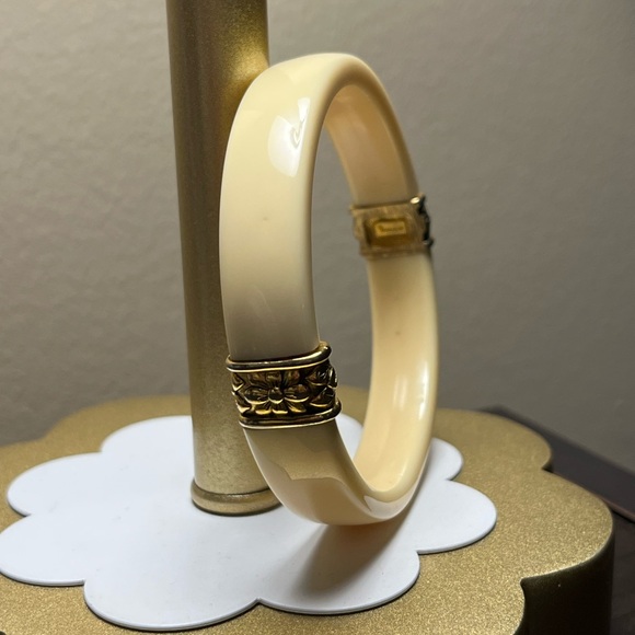 Crown Trifari Jewelry - Crown Trifari Bangle Cream Marble Lucite 1960’s